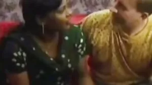 බ්‍රෙසර්ස්: ත්‍රීසම් විත් කුඩා දඟලන සුළු මව නිකොල් සේජ් සමඟ PornHD