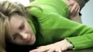 දැඩි සාකච්ඡාකරු MILF මායාකාරී ලෙස සේවකයා සන්සුන් කරයි