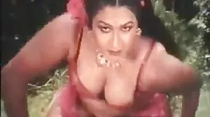 Curvy අම්මා Sybil Stallone පුතාව සවාරියක් සඳහා රැගෙන යයි