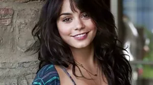Naughty America: Spencer Bradley ඇගේ කොළ පැහැති යට ඇඳුමින් PornHD හි පළමු වරට සේවාදායකයාට මග පෙන්වයි