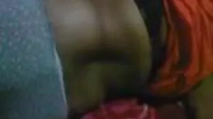 හොට් රීඩ් හෙඩ් එලා හියුස් ඩැනී ඩීගෙන් විශාල කුකුළාවක් ලබා ගනී