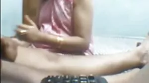 Blonde MILF Magnifique තටාකයේ විශිෂ්ට ශරීරයක් පෙන්වයි