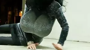 Big Tiddy Goth MILF සොරකම් කළ දේවල් සමඟ අසු විය