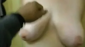 කුඩා වික්කා ඔහුට බෝල ගැඹුරට ගෙන යයි