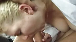 Busty MILF මව්වරුන්ගේ දිනය ගුද සම්බාහනය සමඟ සමරයි