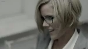 BLACKEDRAW Busty Blonde සමාජ ශාලාවෙන් පසු BBC විසින් පහර දෙන ලදී